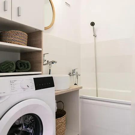 Cozy 1 Bedroom With A Free Parking Spot *